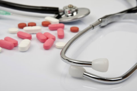 Clinical Trial Management: Beispielbild für den Studiengang zeigt Medikamente und ein Stethoskop