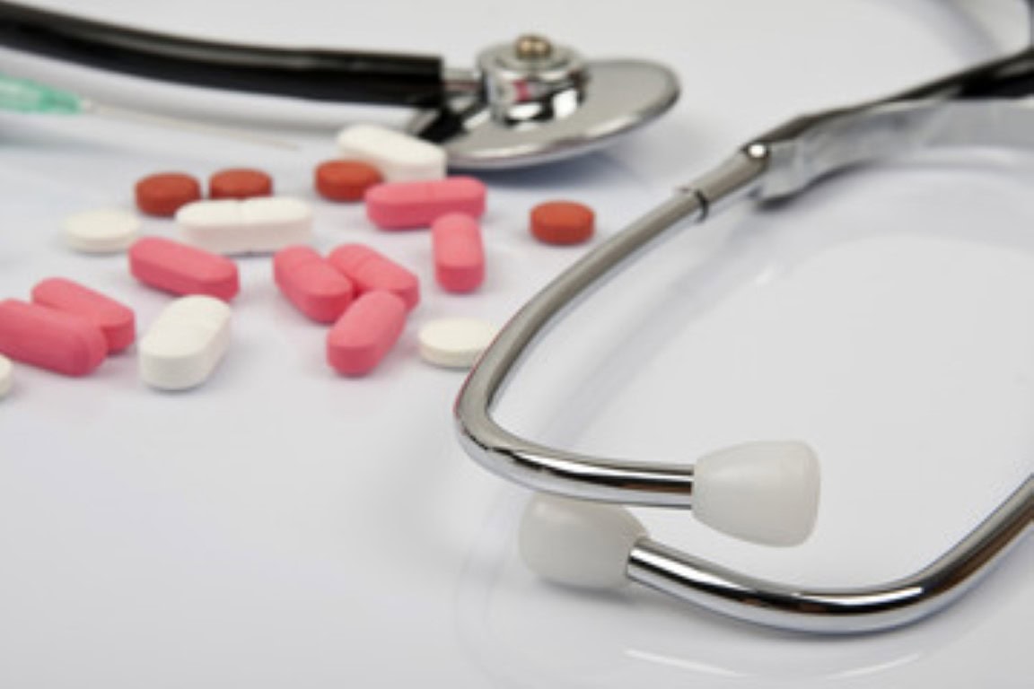 Clinical Trial Management: Beispielbild für den Studiengang zeigt Medikamente und ein Stethoskop