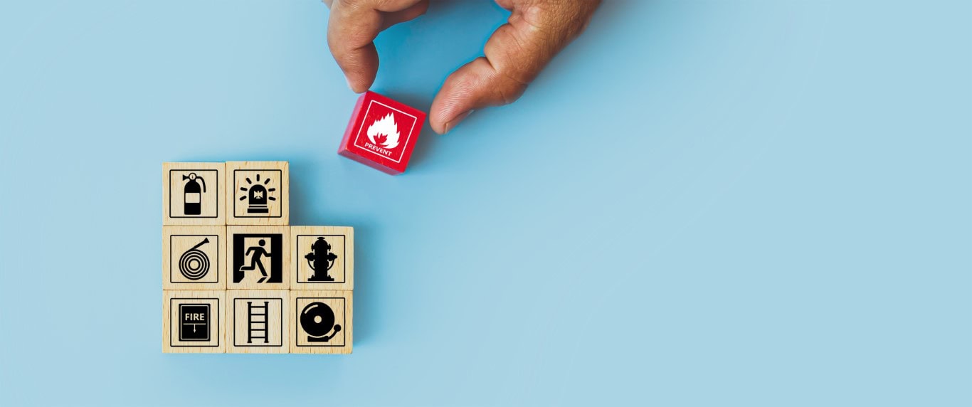 Vorbeugender Brandschutz: Roter Baustein mit Flammensymbol