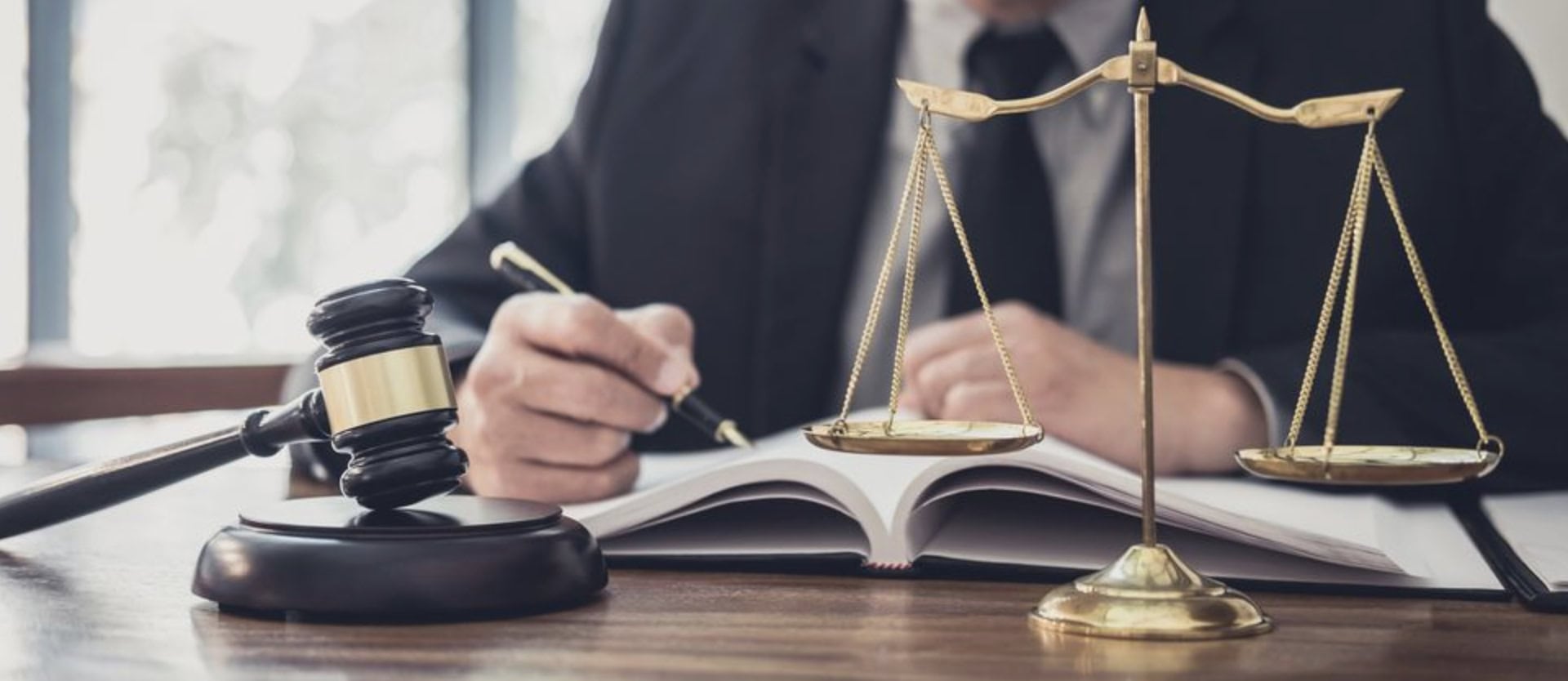 Bachelor Professional: Schmuckbild zeigt die Waage der Justitia und einen Richterhammer auf einem Schreibtisch.