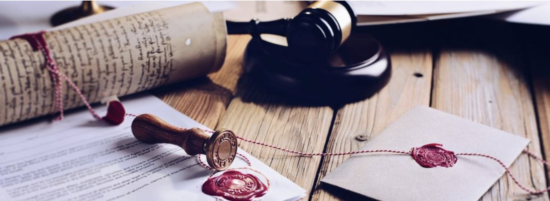 Bachelor Notariat: das Schmuckbild zur Studiengangsseite zeigt einen Schreibtisch mit Utensilien eines Rechtsanwalts.