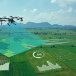 Drohne fliegt übers Feld