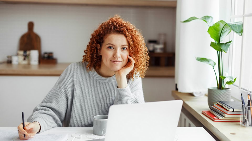 Fernstudierende sitzt im Home Office