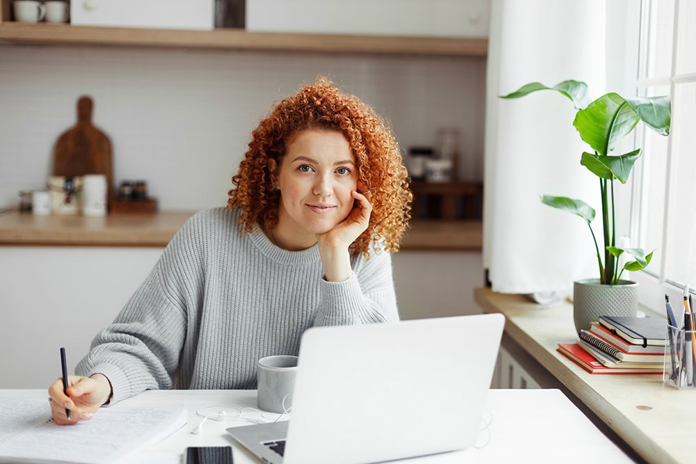 Fernstudierende sitzt im Home Office